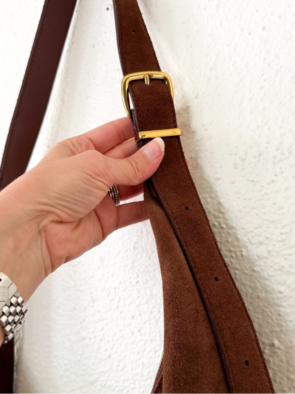 Madewell The Essential Suede Curve Shoulder Bag in Soft Mahogany - Picture 3 of 6